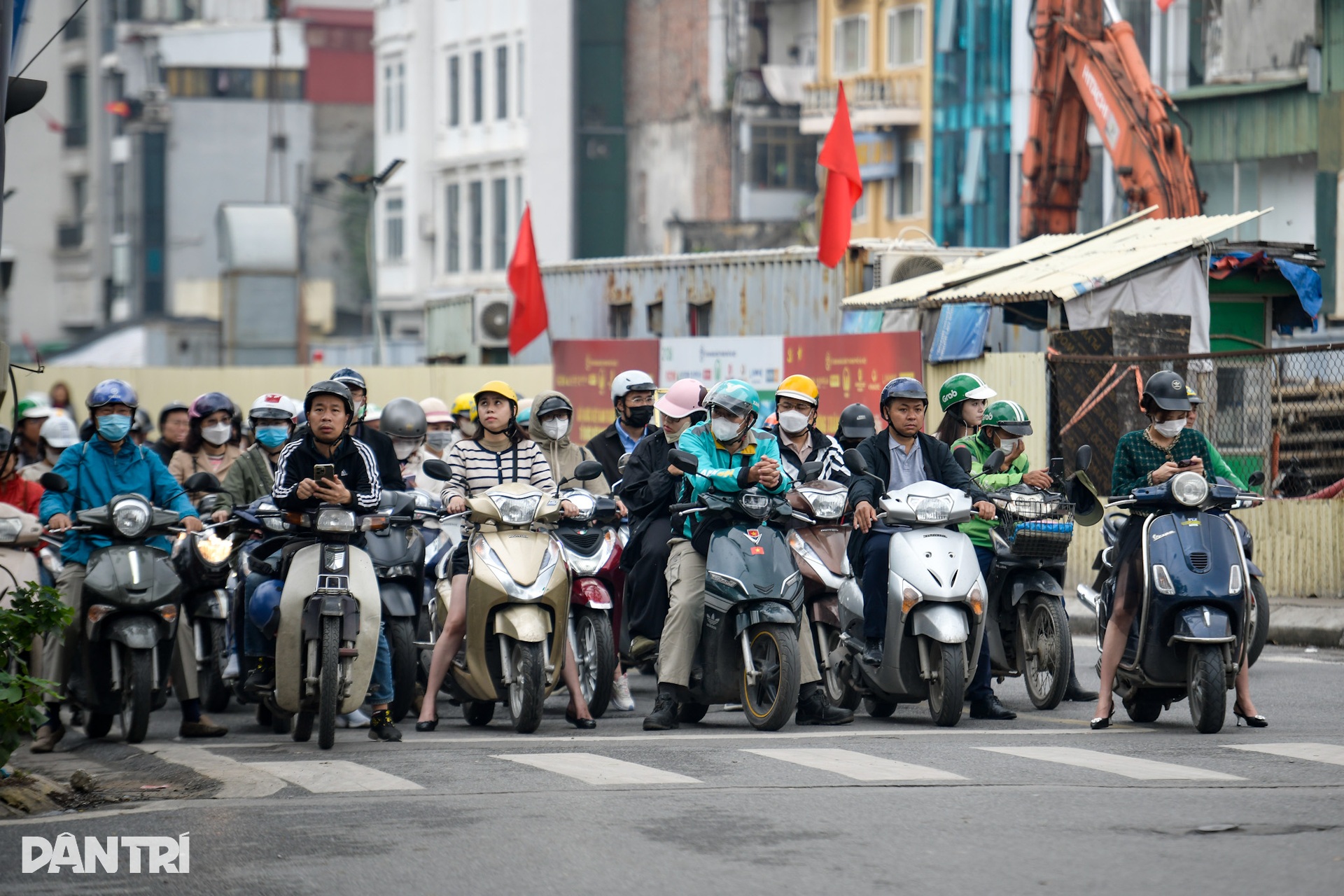 Nhan nhản người sử dụng điện thoại, đeo tai nghe khi lái xe trên đường - 2