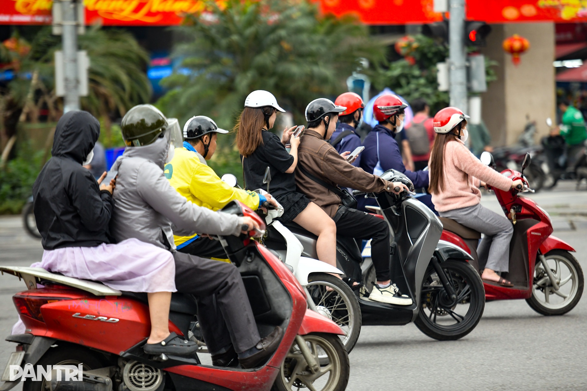 Nhan nhản người sử dụng điện thoại, đeo tai nghe khi lái xe trên đường - 3