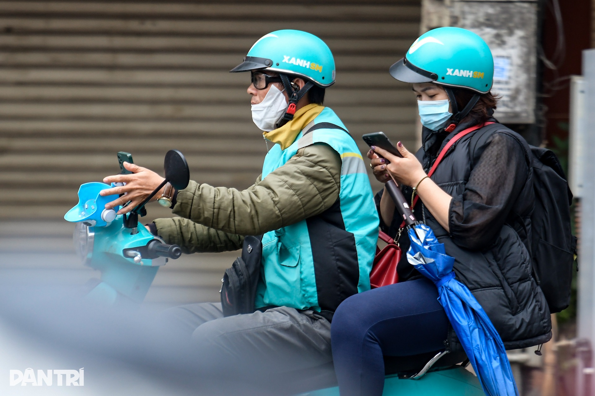 Nhan nhản người sử dụng điện thoại, đeo tai nghe khi lái xe trên đường - 6