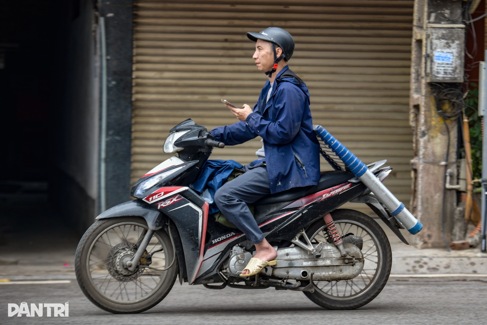 Nhan nhản người sử dụng điện thoại, đeo tai nghe khi lái xe trên đường - 7