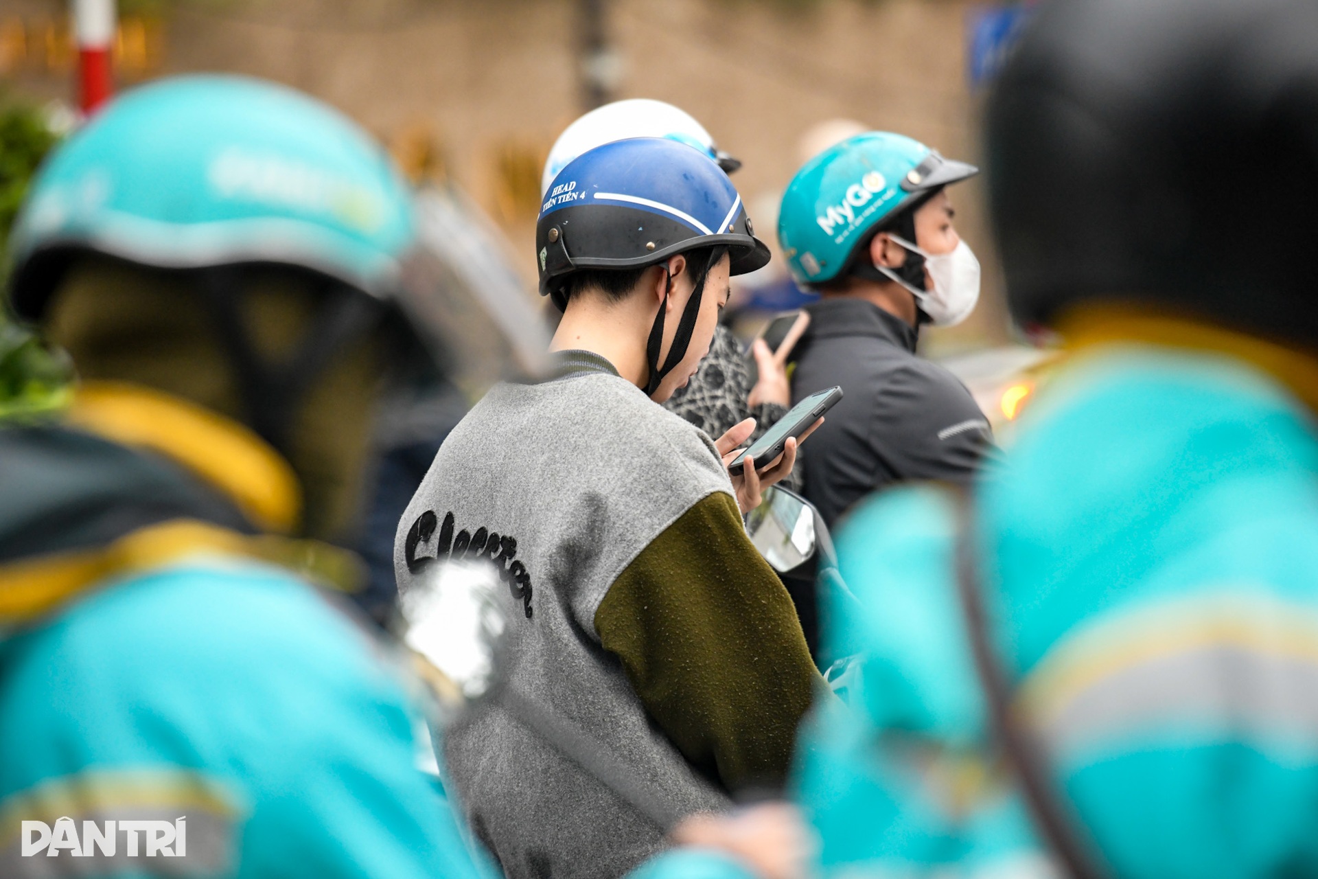 Nhan nhản người sử dụng điện thoại, đeo tai nghe khi lái xe trên đường - 8