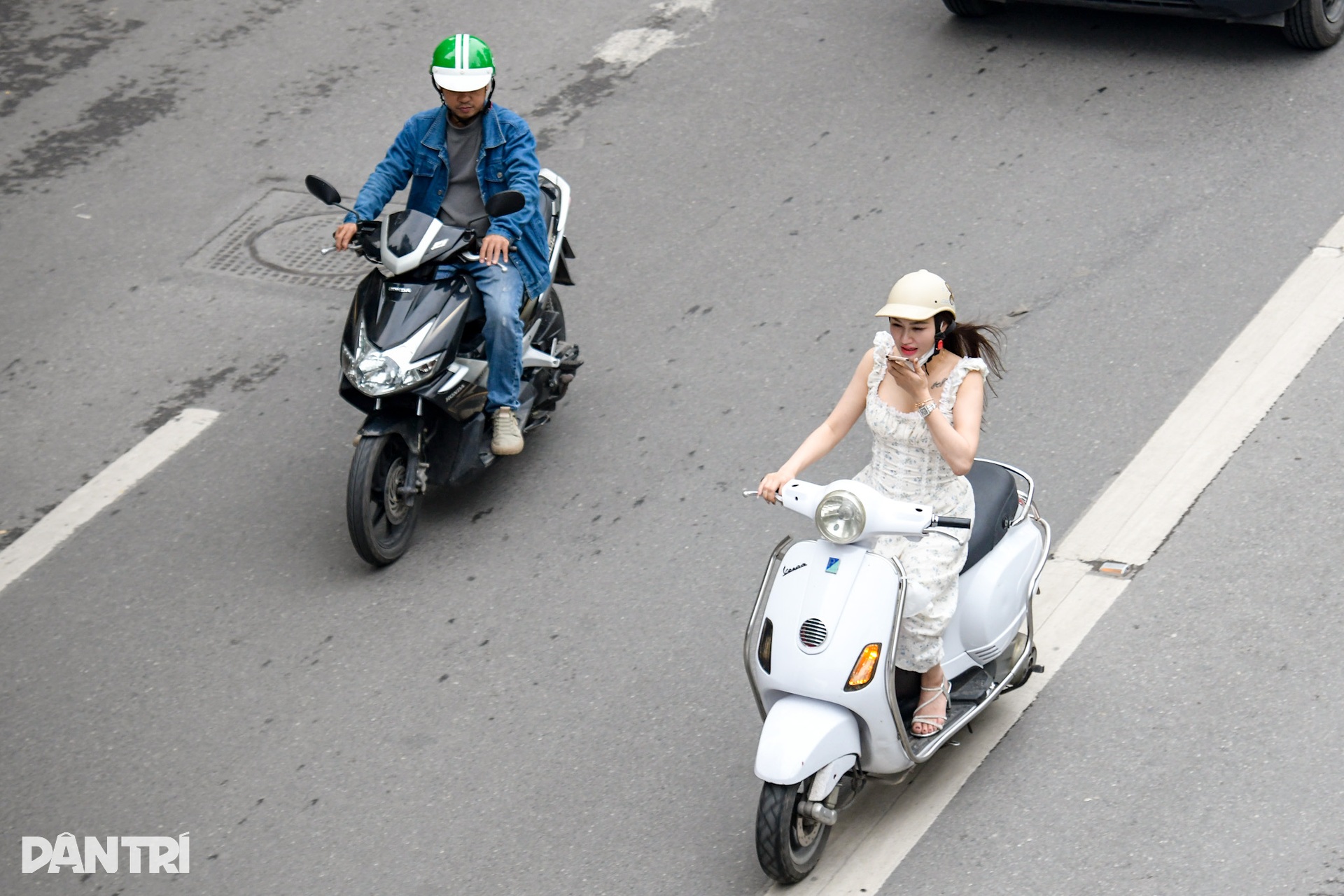 Nhan nhản người sử dụng điện thoại, đeo tai nghe khi lái xe trên đường - 9