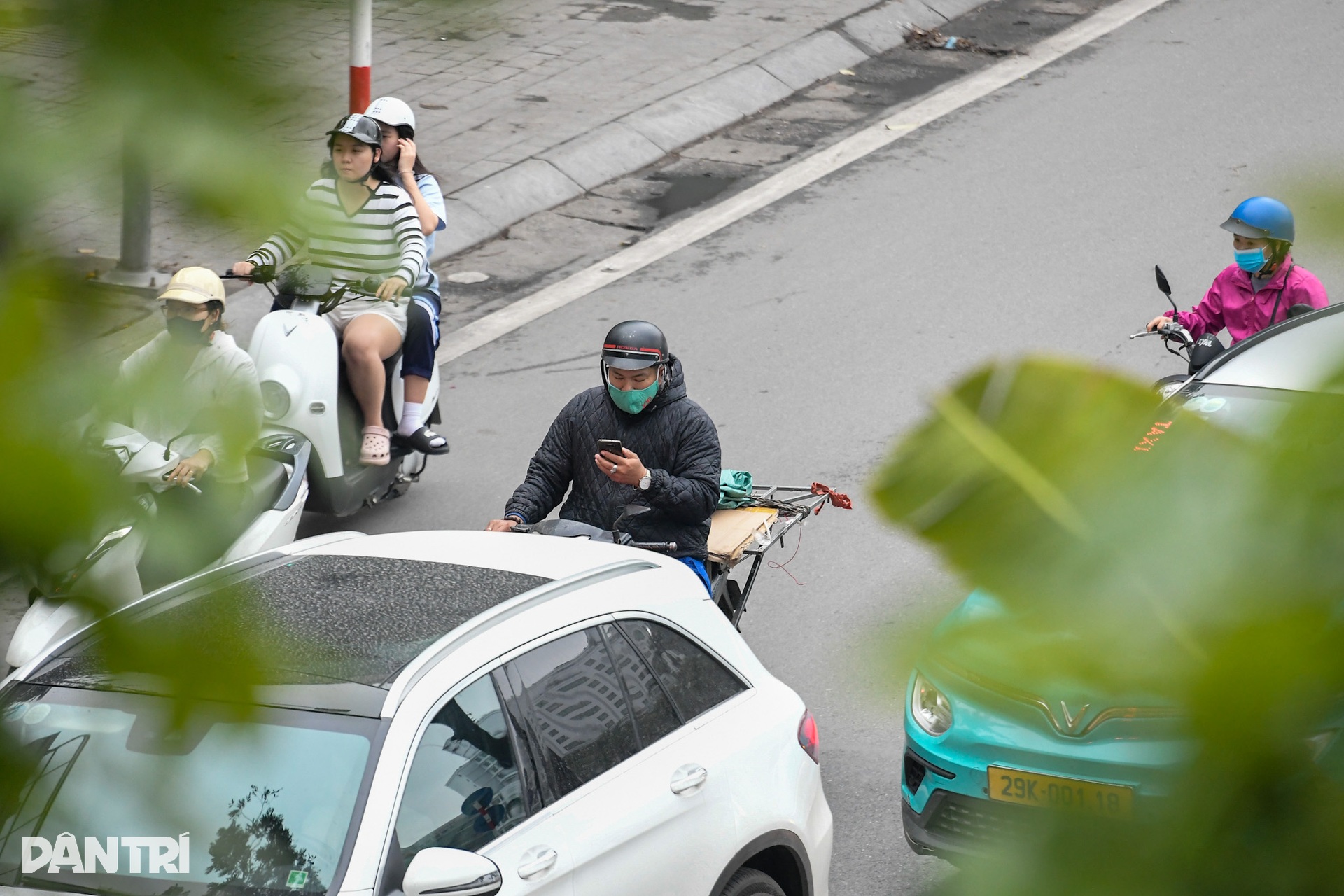 Nhan nhản người sử dụng điện thoại, đeo tai nghe khi lái xe trên đường - 10