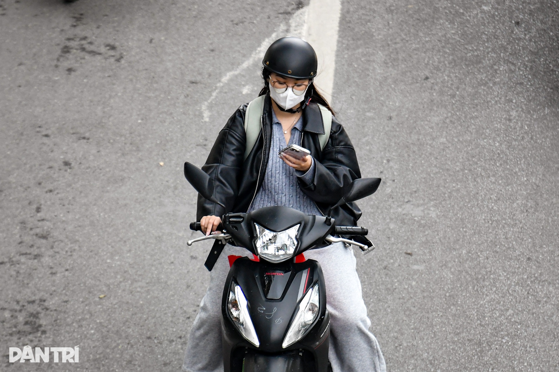 Nhan nhản người sử dụng điện thoại, đeo tai nghe khi lái xe trên đường - 11