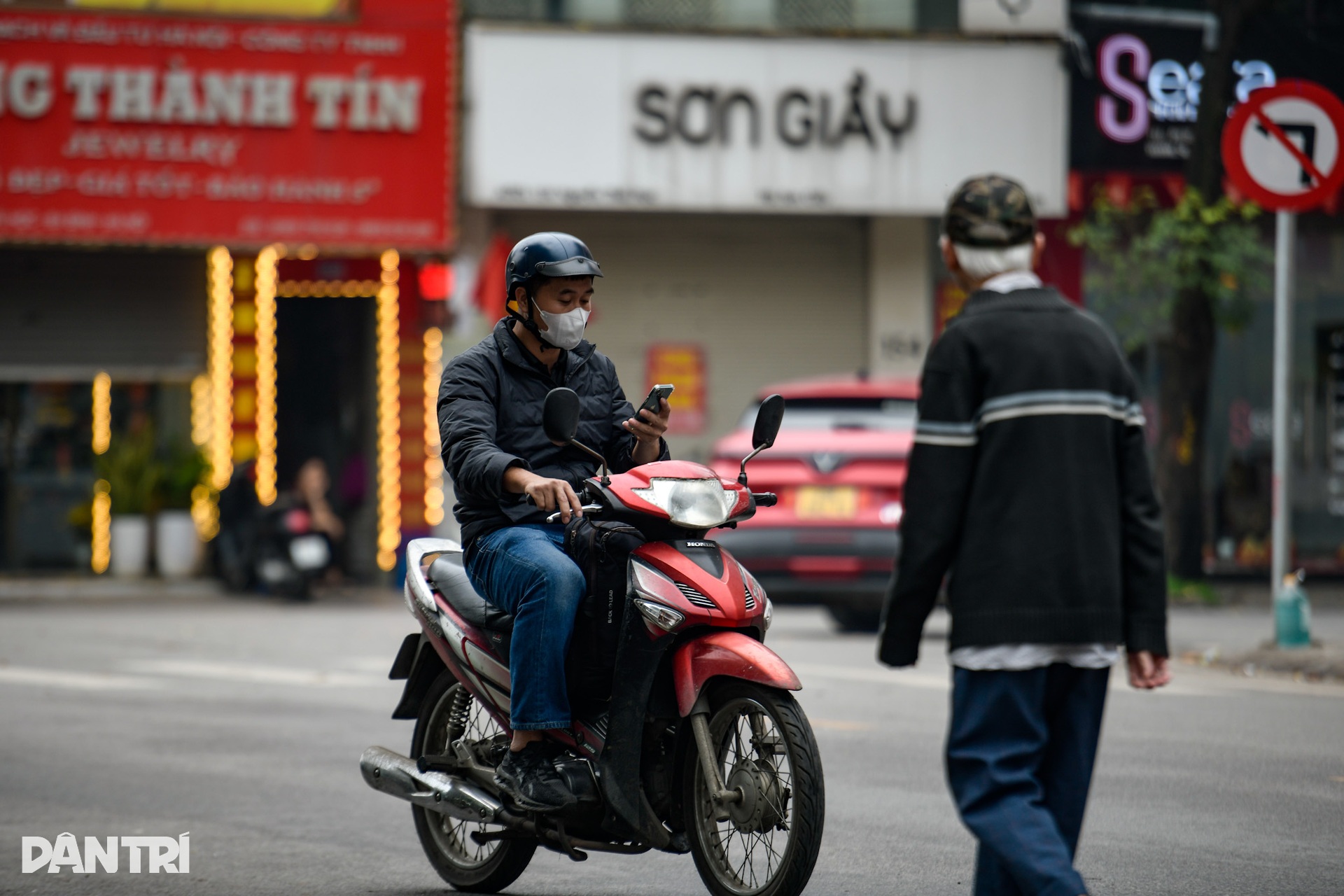 Nhan nhản người sử dụng điện thoại, đeo tai nghe khi lái xe trên đường - 12