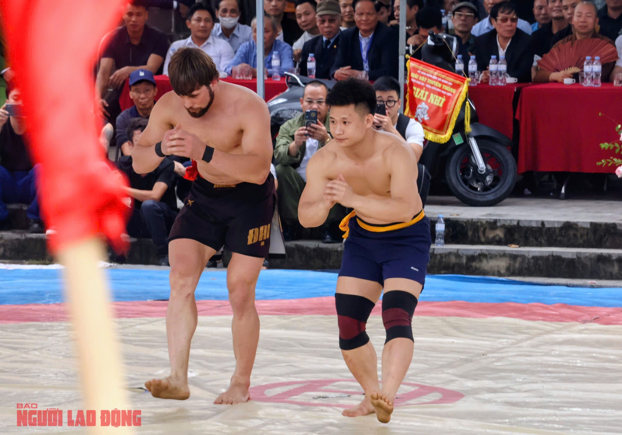 VIDEO: Đô vật Zakhar đại náo sới vật Ngô Sài và 