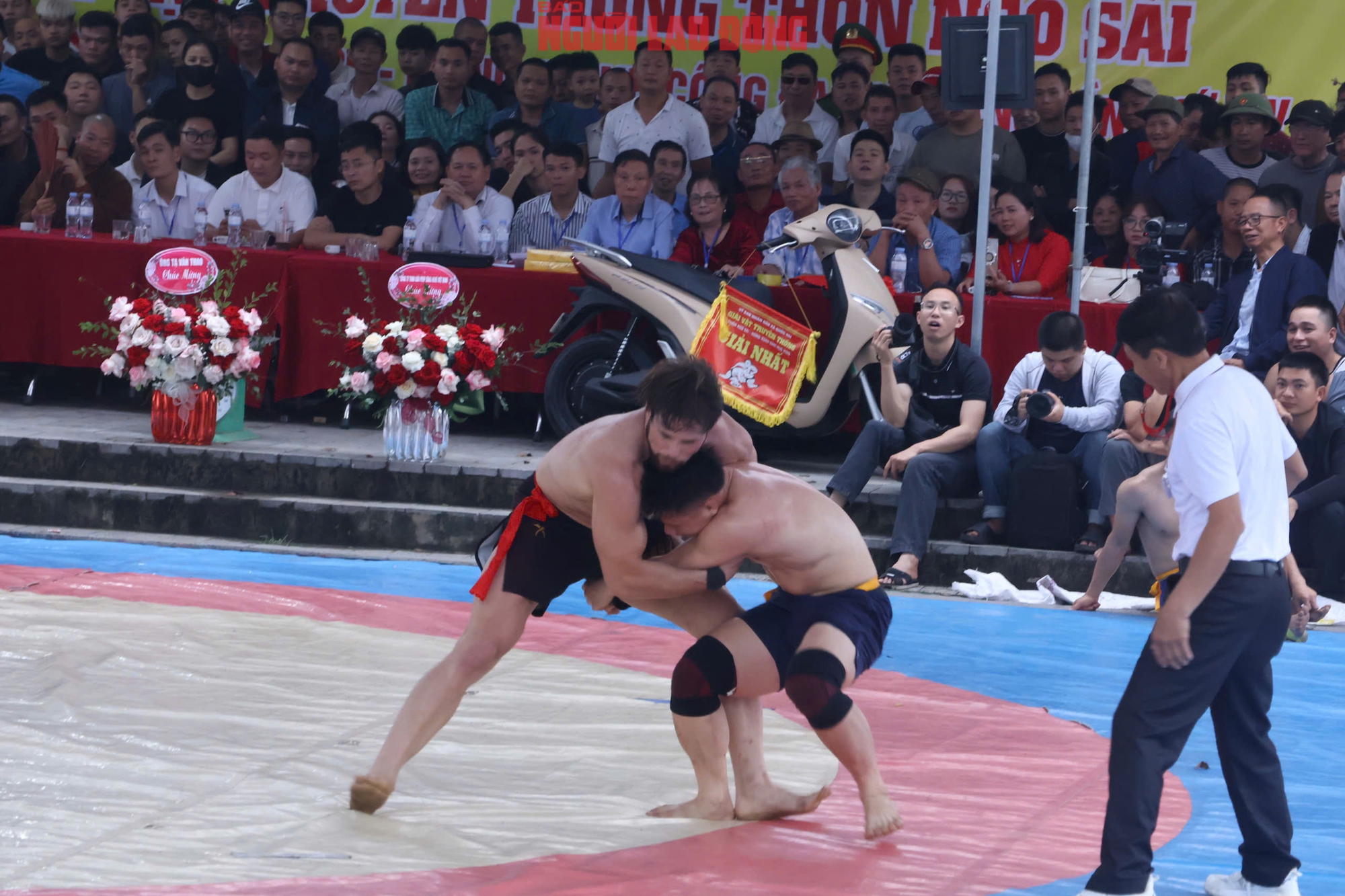 VIDEO: Đô vật Zakhar đại náo sới vật Ngô Sài và 