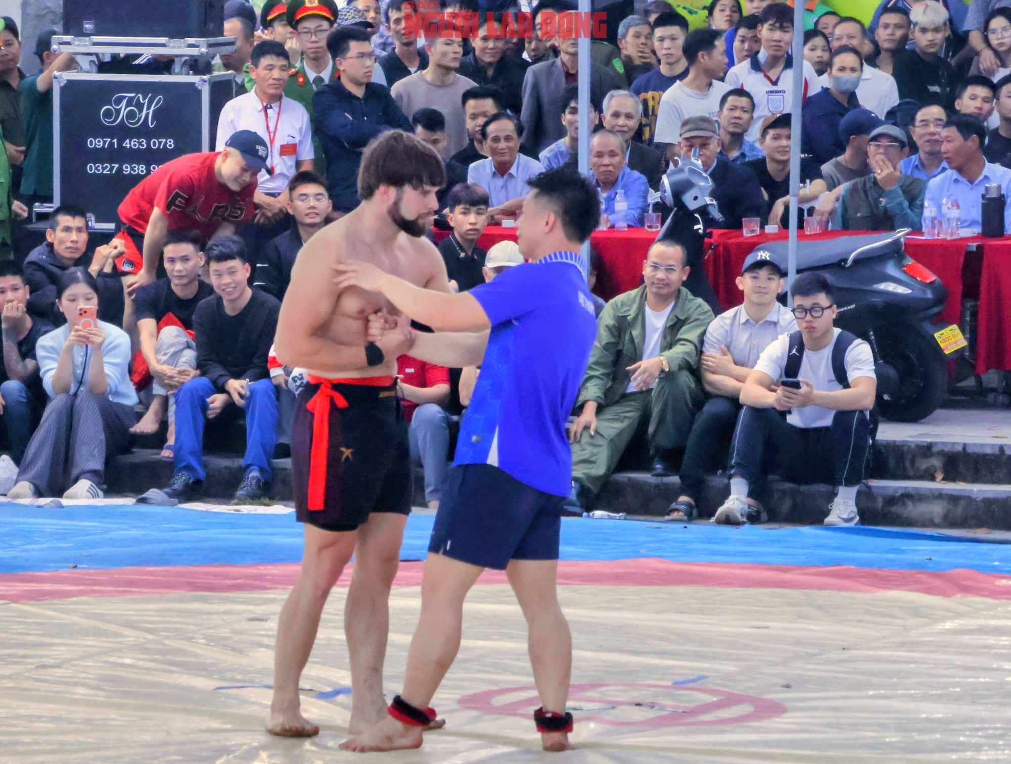 VIDEO: Đô vật Zakhar đại náo sới vật Ngô Sài và 