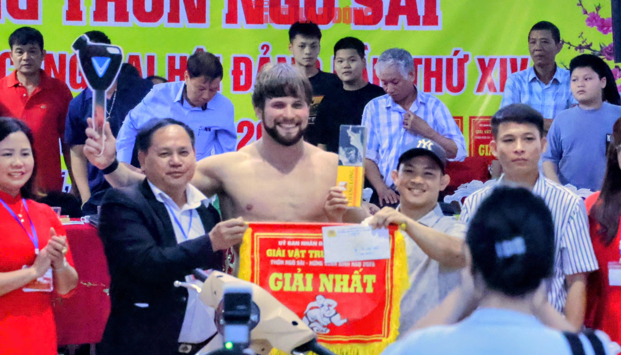 VIDEO: Đô vật Zakhar đại náo sới vật Ngô Sài và 