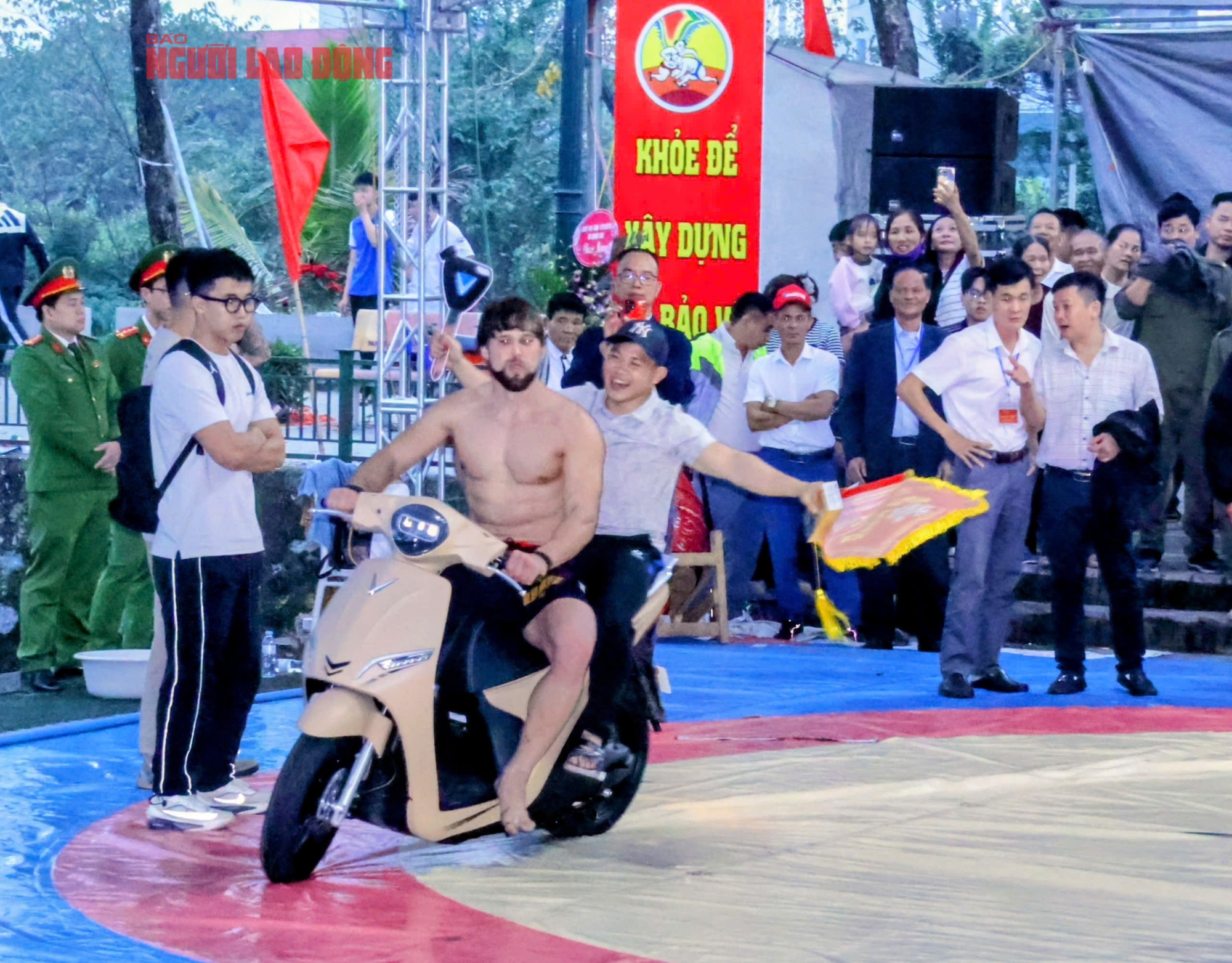 VIDEO: Đô vật Zakhar đại náo sới vật Ngô Sài và 