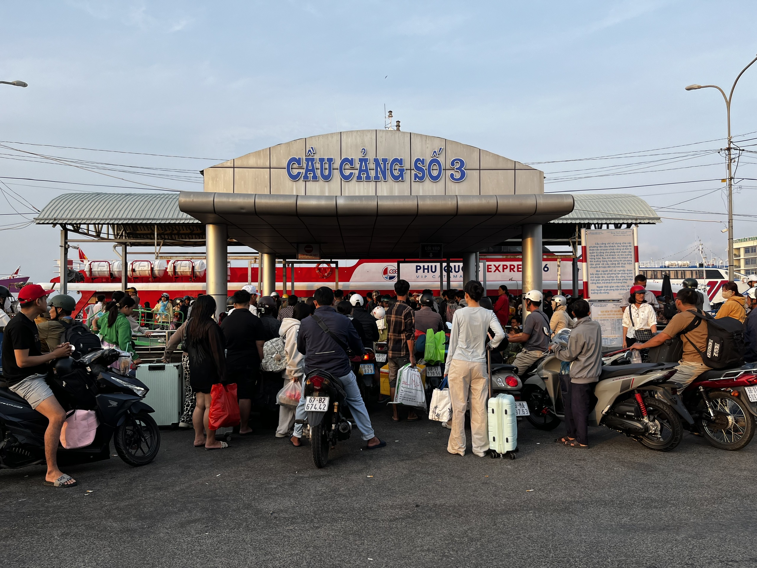 'Cò vé' trục lợi ở bến tàu đi Phú Quốc 5 “Cò vé” trục lợi ở bến tàu đi Phú Quốc - Ảnh 5.