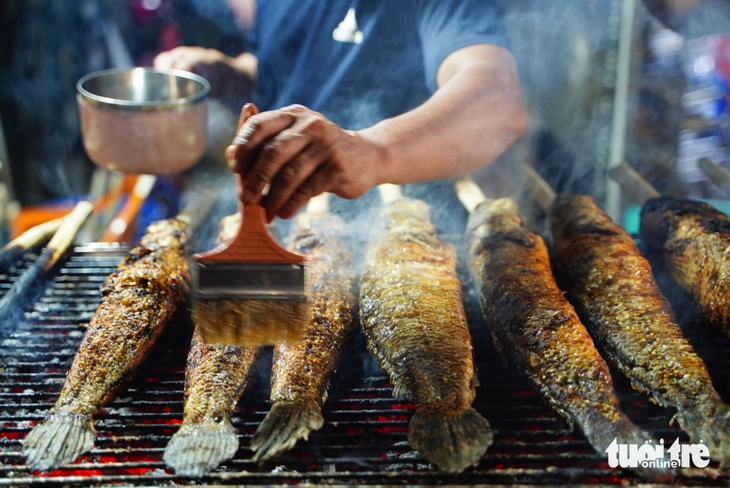 Đỏ lửa xuyên đêm nướng hàng ngàn cá lóc cho ngày vía Thần Tài 2 Đỏ lửa xuyên đêm nướng hàng ngàn cá lóc cho ngày vía Thần Tài - Ảnh 2.