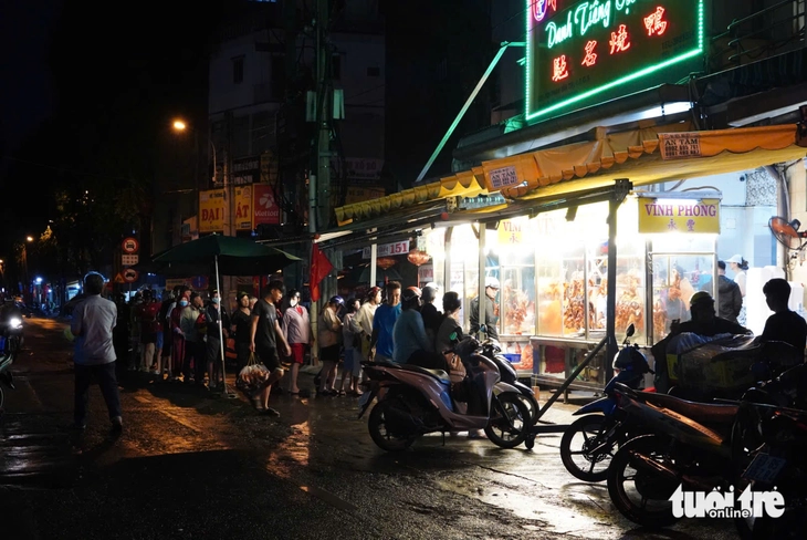 Đỏ lửa xuyên đêm nướng hàng ngàn cá lóc cho ngày vía Thần Tài 3 Vía thần tài - Ảnh 3.