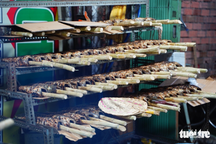 Đỏ lửa xuyên đêm nướng hàng ngàn cá lóc cho ngày vía Thần Tài 4 Vía thần tài - Ảnh 4.