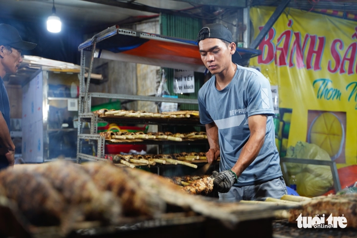 Đỏ lửa xuyên đêm nướng hàng ngàn cá lóc cho ngày vía Thần Tài 5 Đỏ lửa xuyên đêm nướng hàng ngàn cá lóc cho ngày vía Thần Tài - Ảnh 5.