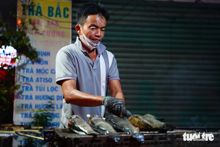 Đỏ lửa xuyên đêm nướng hàng ngàn cá lóc cho ngày vía Thần Tài 6 Đỏ lửa xuyên đêm nướng hàng ngàn cá lóc cho ngày vía Thần Tài - Ảnh 6.