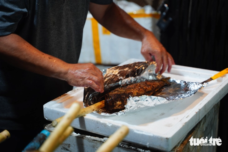 Đỏ lửa xuyên đêm nướng hàng ngàn cá lóc cho ngày vía Thần Tài 8 Vía thần tài - Ảnh 8.