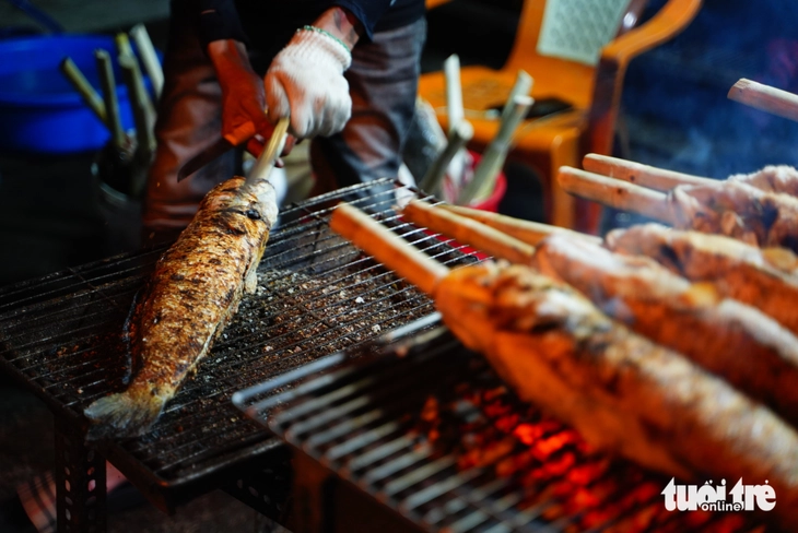 Đỏ lửa xuyên đêm nướng hàng ngàn cá lóc cho ngày vía Thần Tài 9 Vía thần tài - Ảnh 9.