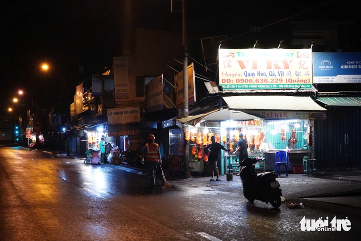 Đỏ lửa xuyên đêm nướng hàng ngàn cá lóc cho ngày vía Thần Tài 11 Đỏ lửa xuyên đêm nướng hàng ngàn cá lóc cho ngày vía Thần Tài - Ảnh 11.