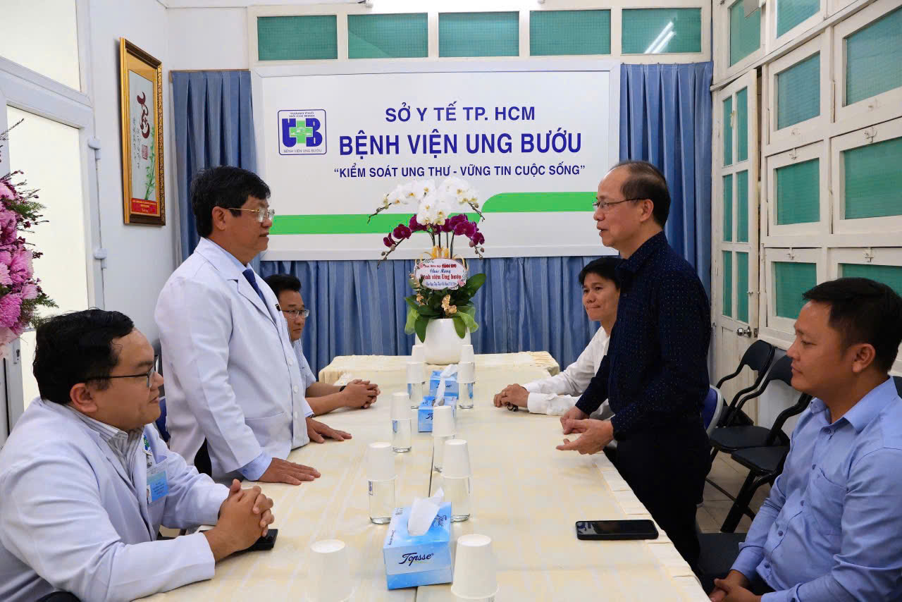 Báo Tuổi Trẻ thăm, chúc mừng Sở Y tế, các bệnh viện nhân Ngày Thầy thuốc Việt Nam 27-2 - Ảnh 4.