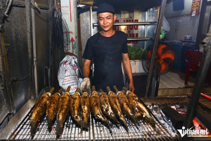 Xuyên đêm nướng nghìn con cá lóc, kịp giờ đẹp cúng vía Thần Tài - 2