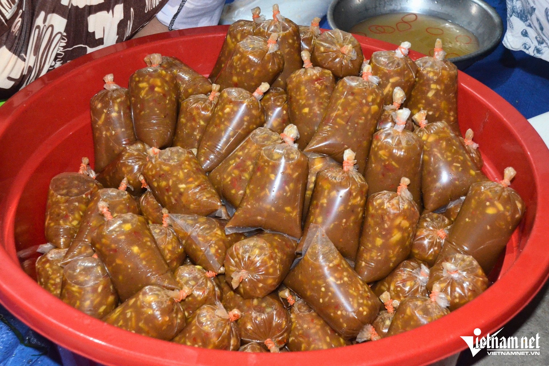 Xuyên đêm nướng nghìn con cá lóc, kịp giờ đẹp cúng vía Thần Tài - 6