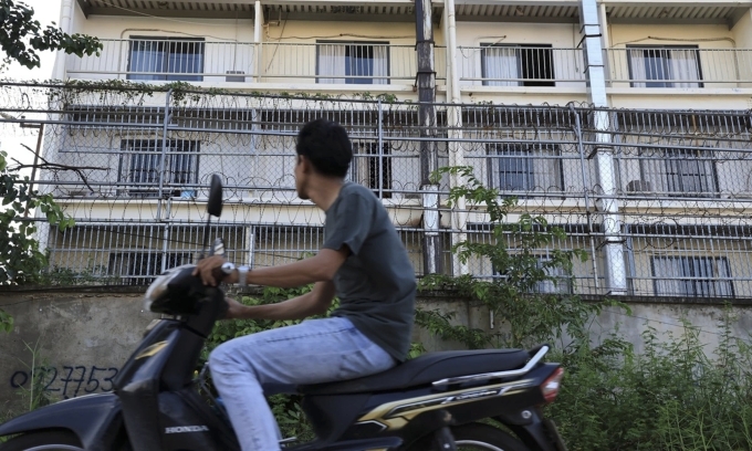 Bên ngoài khu phức hợp Won-gu, được cho là một trong những trung tâm lừa đảo qua điện thoại, ở thủ đô Phnom Penh, Campuchia, hồi tháng 10/2025. Ảnh: Chosun