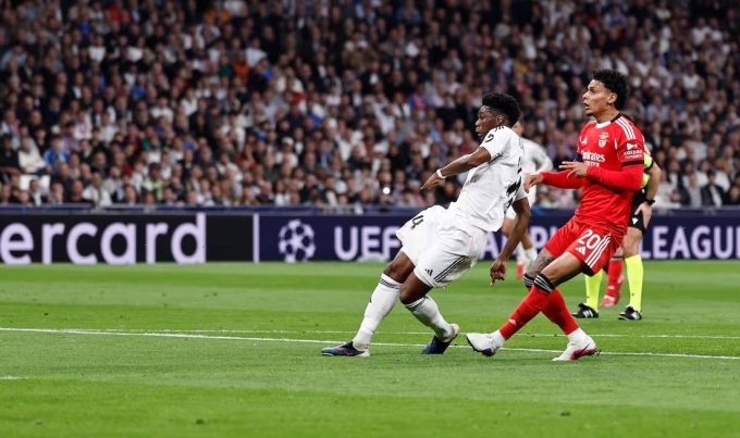 Tchouameni (áo trắng) gỡ hòa trong trận Real 2-1 Benfica ở lượt về vòng play-off Champions League tối 25/2. Ảnh: AS