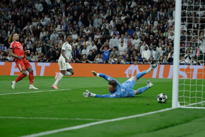 Vinicius (áo trắng) ấn định chiến thắng trận Real 2-1 Benfica ở lượt về vòng play-off Champions League tối 25/2. Ảnh: AS