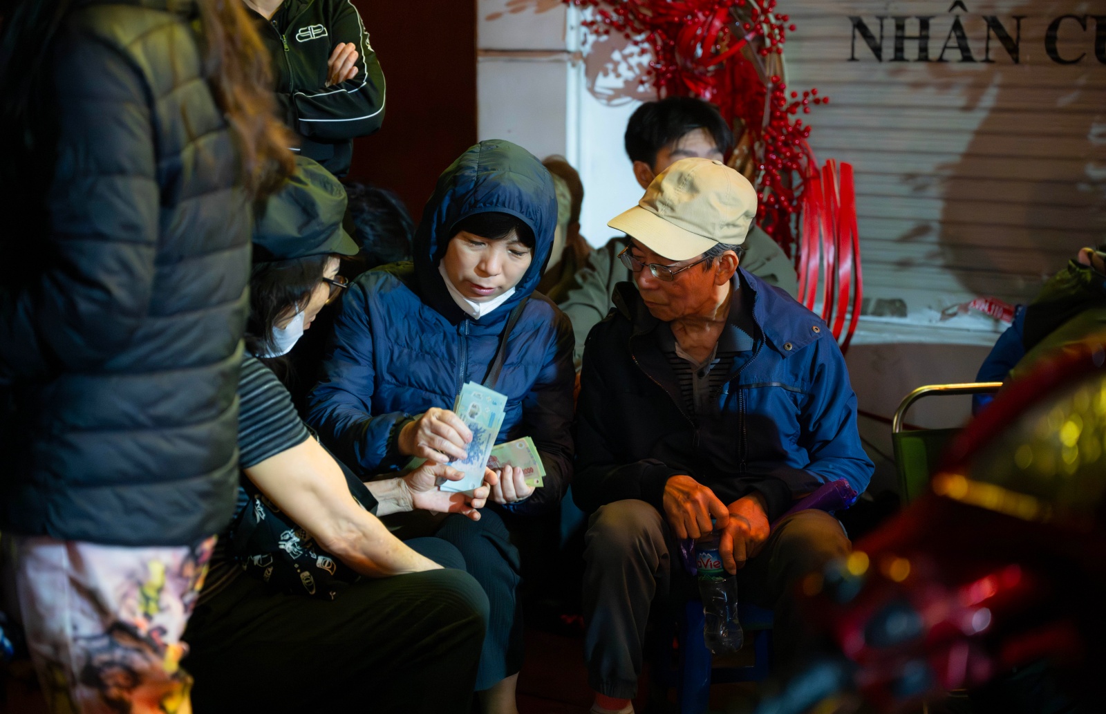 Ngày Vía Thần Tài: Khách đội mưa xếp hàng hơn 10 tiếng chờ mua vàng, xuất hiện thiết bị đặc biệt tại cửa hàng Trần Nhân Tông- Ảnh 3.