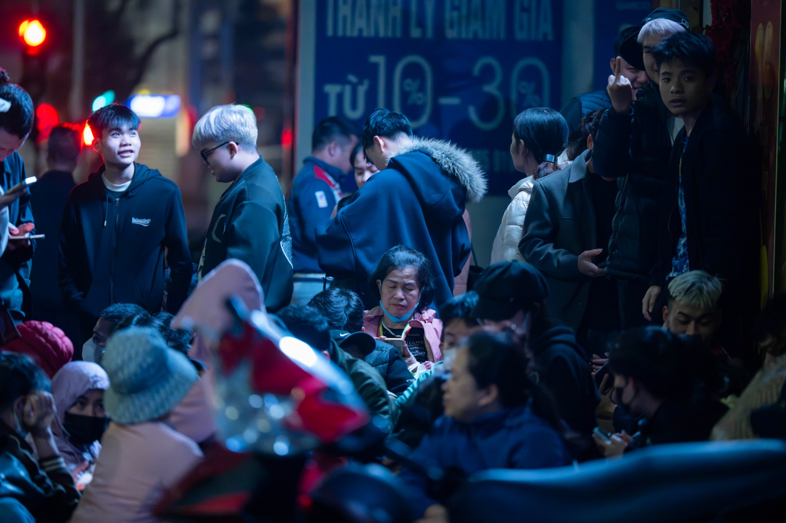 Ngày Vía Thần Tài: Khách đội mưa xếp hàng hơn 10 tiếng chờ mua vàng, xuất hiện thiết bị đặc biệt tại cửa hàng Trần Nhân Tông- Ảnh 5.