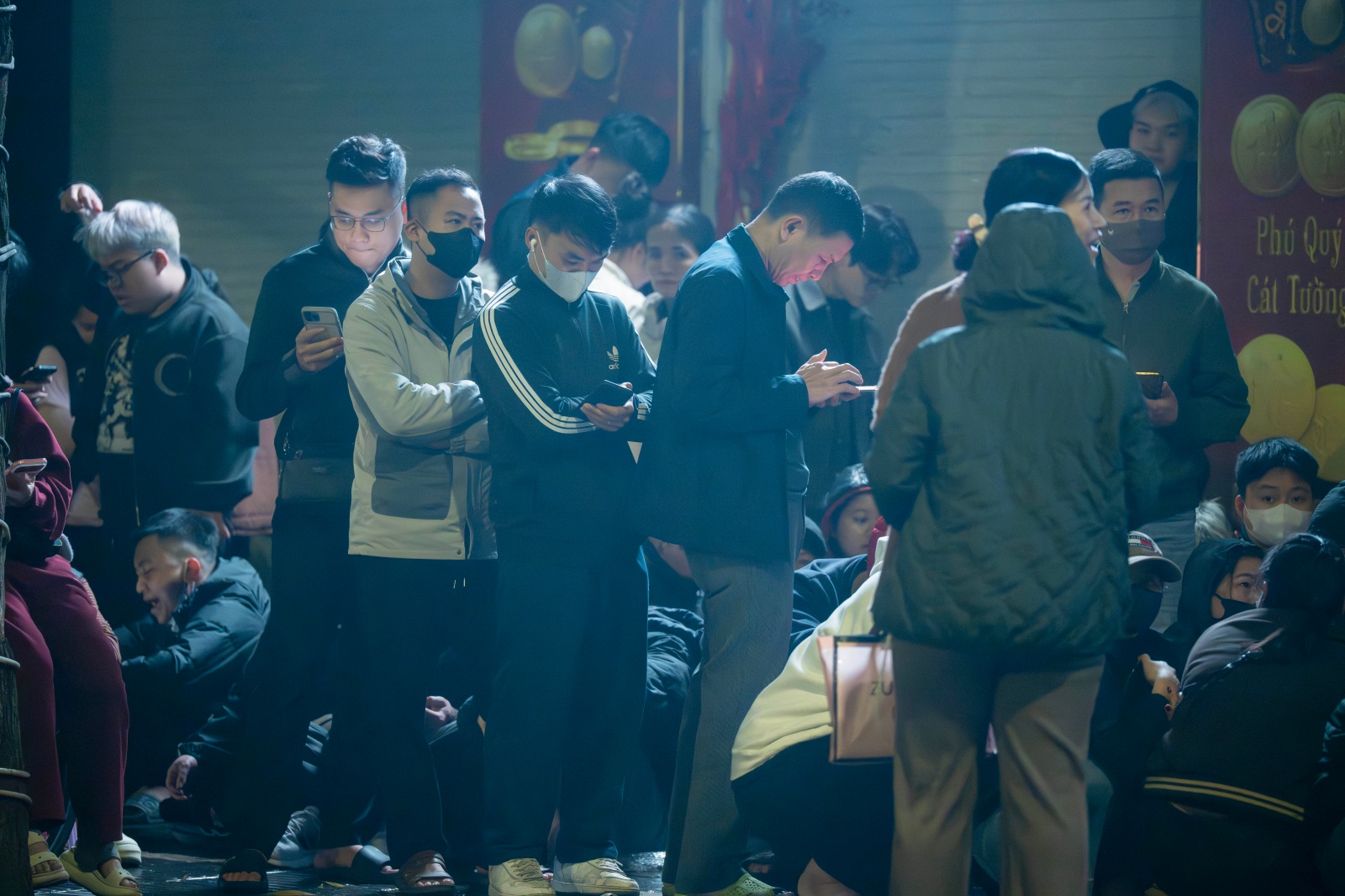 Ngày Vía Thần Tài: Khách đội mưa xếp hàng hơn 10 tiếng chờ mua vàng, xuất hiện thiết bị đặc biệt tại cửa hàng Trần Nhân Tông- Ảnh 6.