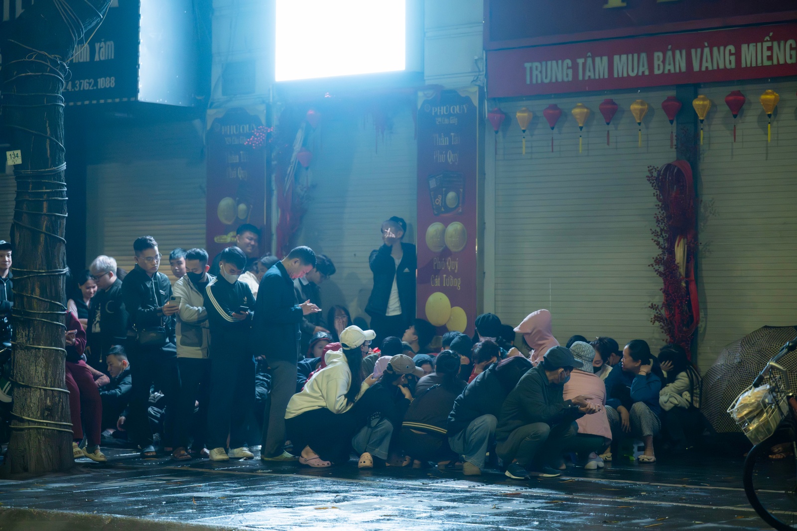 Ngày Vía Thần Tài: Khách đội mưa xếp hàng hơn 10 tiếng chờ mua vàng, xuất hiện thiết bị đặc biệt tại cửa hàng Trần Nhân Tông- Ảnh 7.