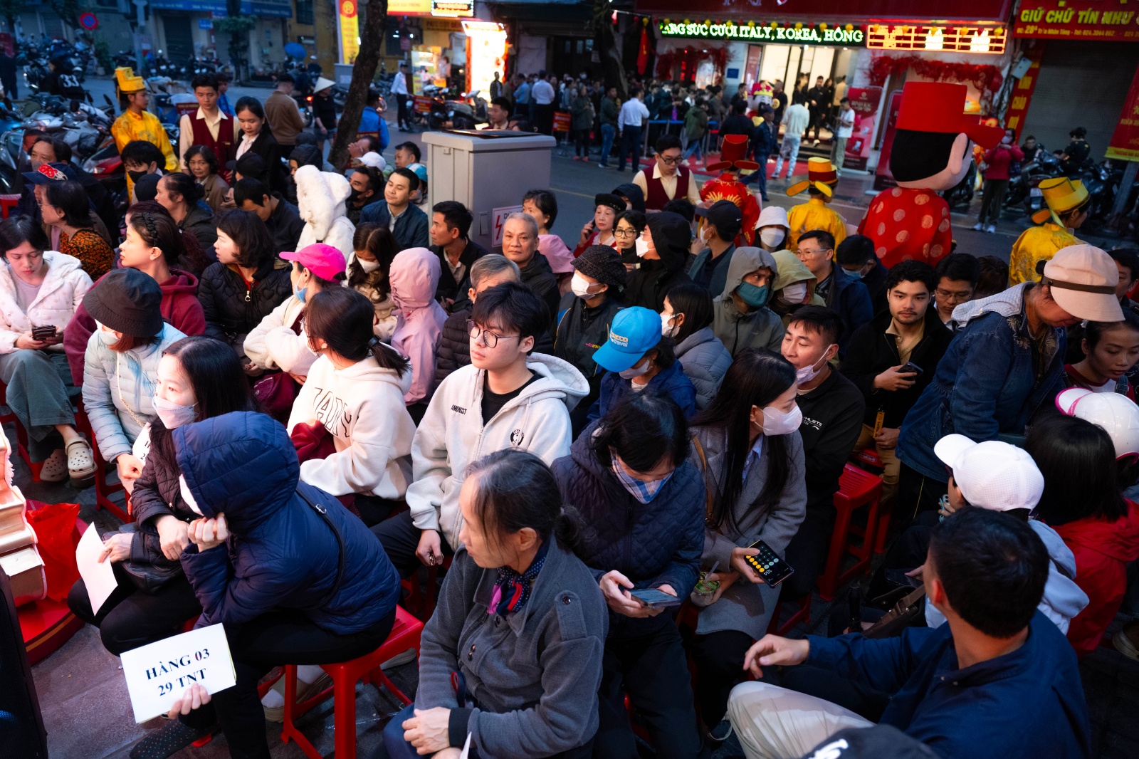 Ngày Vía Thần Tài: Khách đội mưa xếp hàng hơn 10 tiếng chờ mua vàng, xuất hiện thiết bị đặc biệt tại cửa hàng Trần Nhân Tông- Ảnh 9.