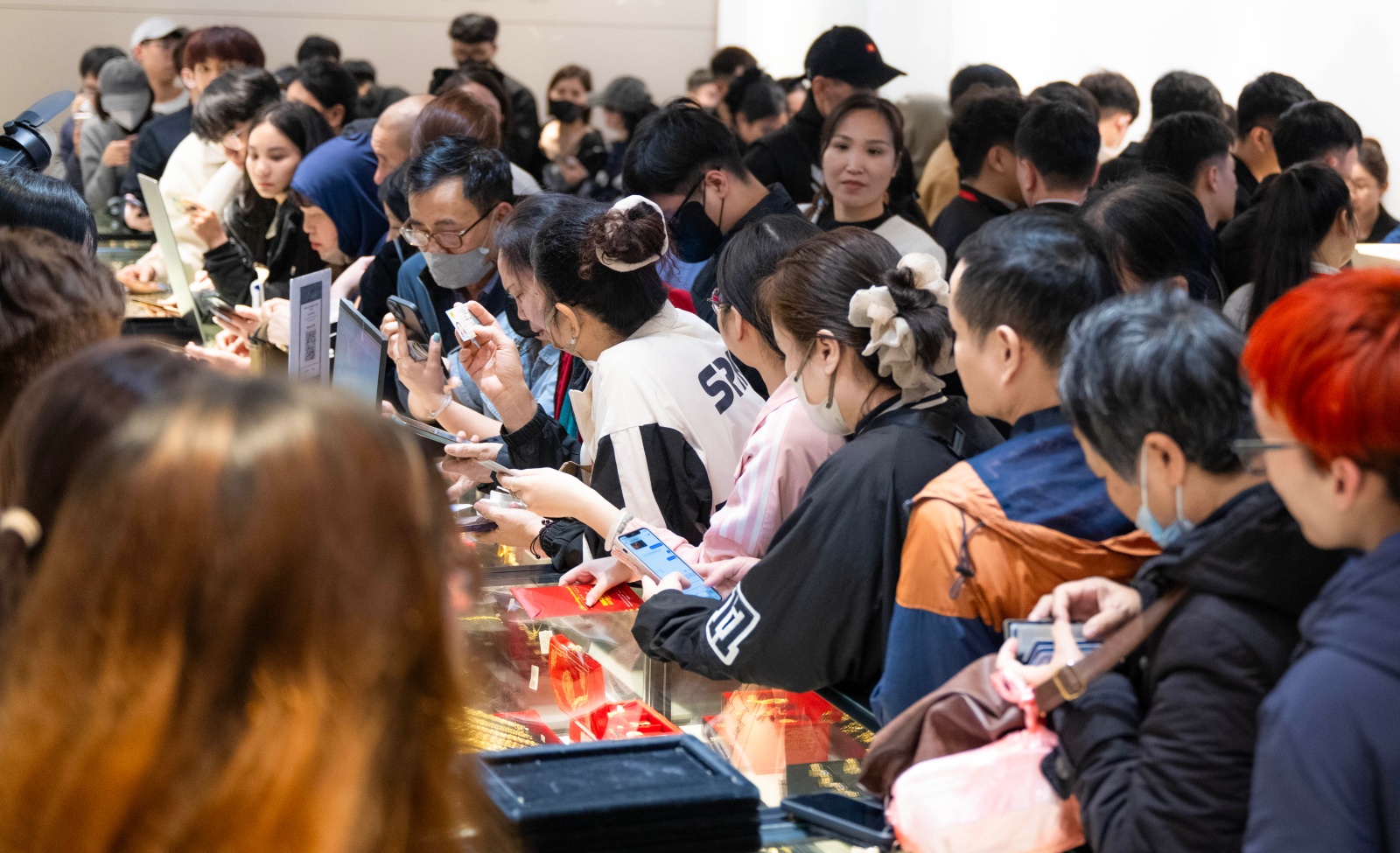 Ngày Vía Thần Tài: Khách đội mưa xếp hàng hơn 10 tiếng chờ mua vàng, xuất hiện thiết bị đặc biệt tại cửa hàng Trần Nhân Tông- Ảnh 13.