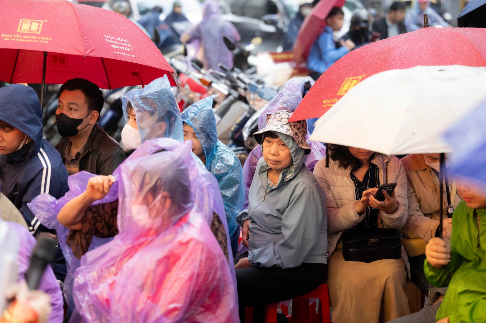 Ngày Vía Thần Tài: Khách đội mưa xếp hàng hơn 10 tiếng chờ mua vàng, xuất hiện thiết bị đặc biệt tại cửa hàng Trần Nhân Tông- Ảnh 16.