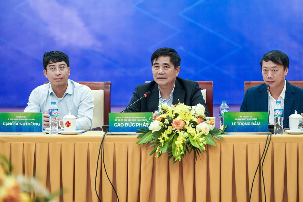 TS. Cao Đức Phát, nguyên Bộ trưởng Bộ NN&PTNT, Chủ tịch Hội đồng quản lý Quỹ Cộng đồng Phòng, tránh thiên tai (giữa) phát biểu tại diễn đàn. z7260779001037_7badb2428fcc1a916d8f814eb42afee0.jpg