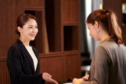 Vì sao lễ tân không nói to số phòng của khách?