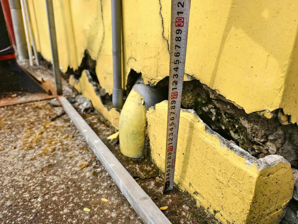 TP tiếp tục có hiện tượng sụt lún bề mặt đất. Ảnh: NC sụt lún 1.jpg