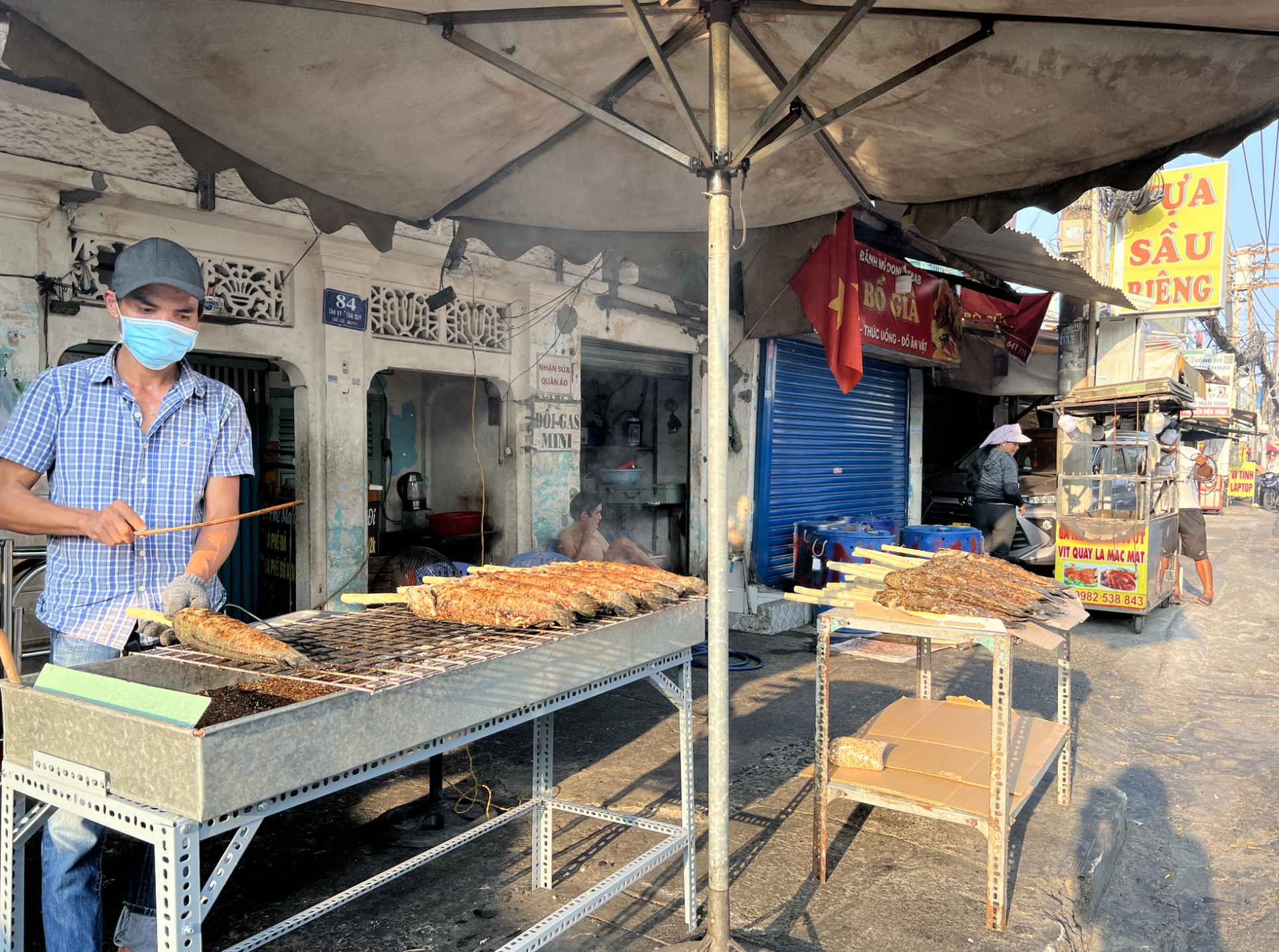 100 tấn cá lóc đổ bộ TP.HCM, thủ phủ cá nướng đỏ lửa xuyên đêm nướng 5.000 con ngày vía Thần Tài- Ảnh 5.