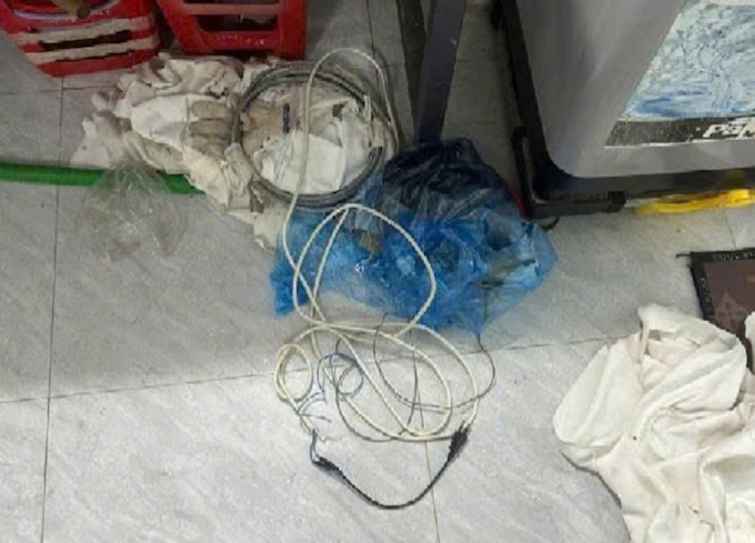 Sợi dây điện lột vỏ tố cáo người chồng tàn ác. Ảnh: Thái Hà