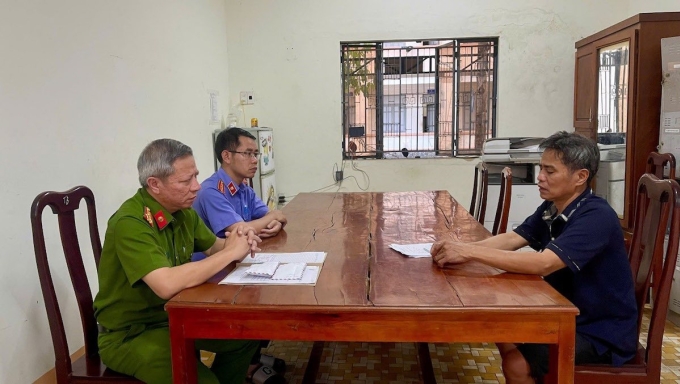 Trưởng Công an phường Bình Phước đấu tranh với Thương. Ảnh: Thái Hà