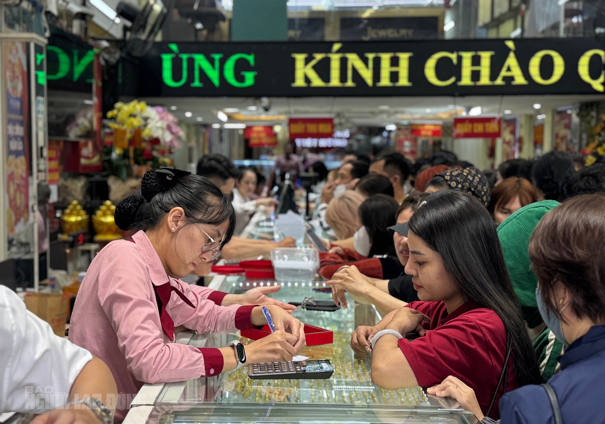Tiệm vàng ở Đà Nẵng nhộn nhịp ngày vía Thần Tài 2026 với nhẫn nhỏ hút khách - Ảnh 2.