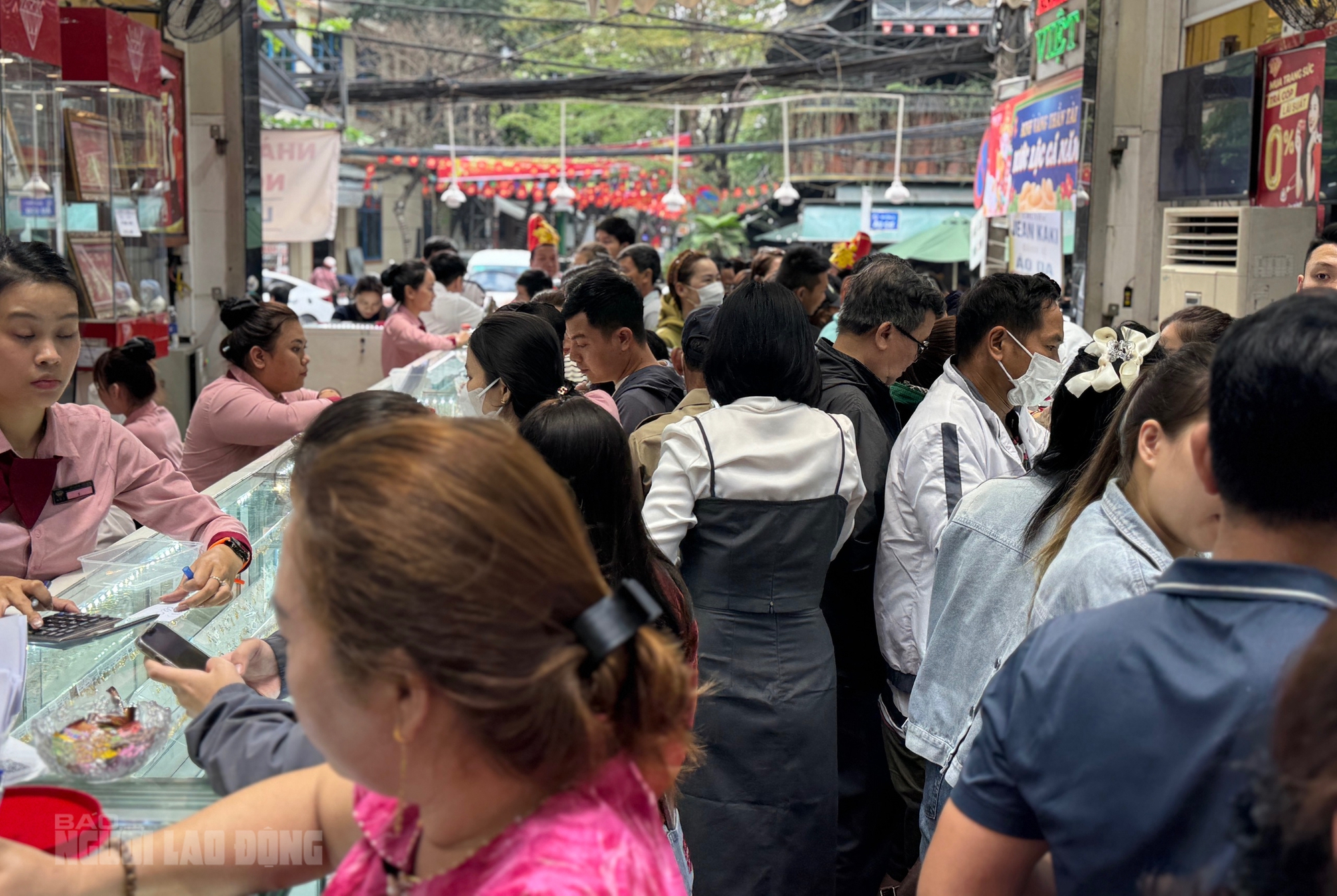 Tiệm vàng ở Đà Nẵng nhộn nhịp ngày vía Thần Tài 2026 với nhẫn nhỏ hút khách - Ảnh 3.