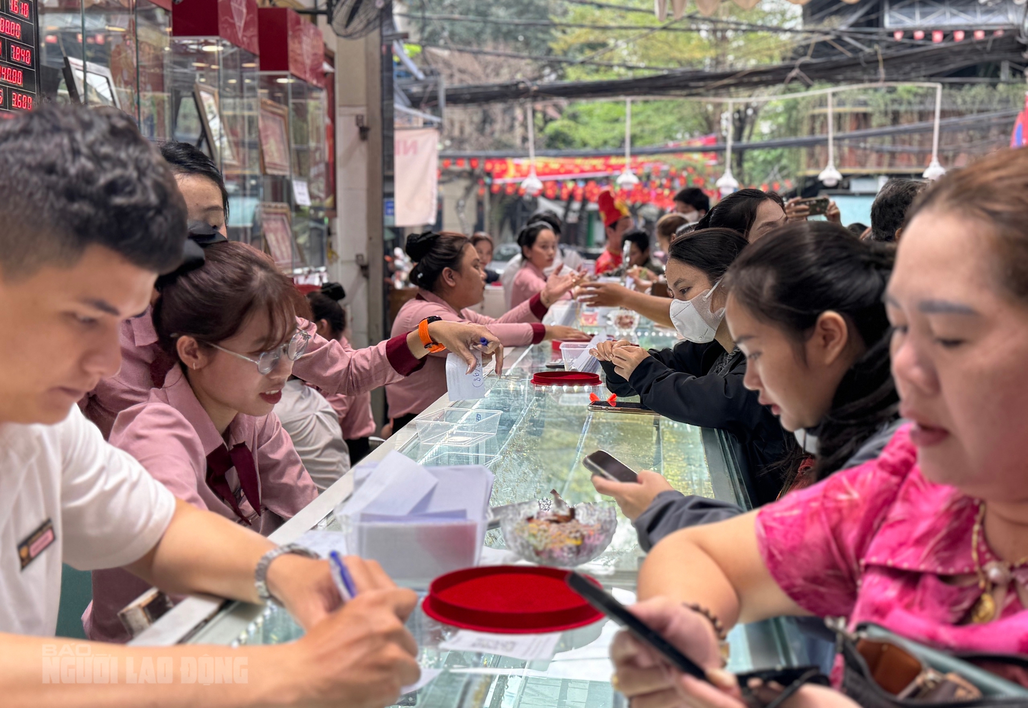 Tiệm vàng ở Đà Nẵng nhộn nhịp ngày vía Thần Tài 2026 với nhẫn nhỏ hút khách - Ảnh 4.