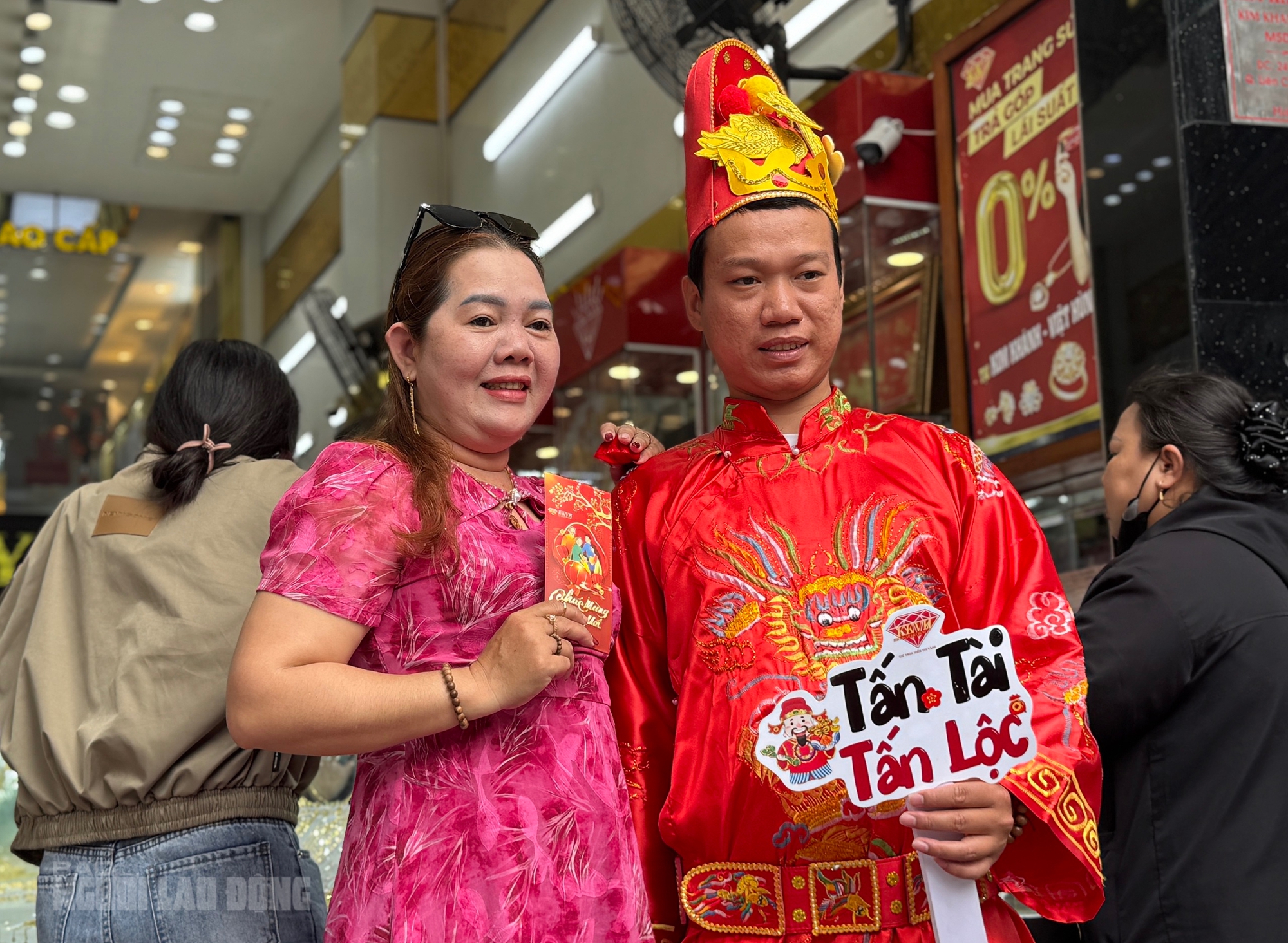 Tiệm vàng ở Đà Nẵng nhộn nhịp ngày vía Thần Tài 2026 với nhẫn nhỏ hút khách - Ảnh 6.