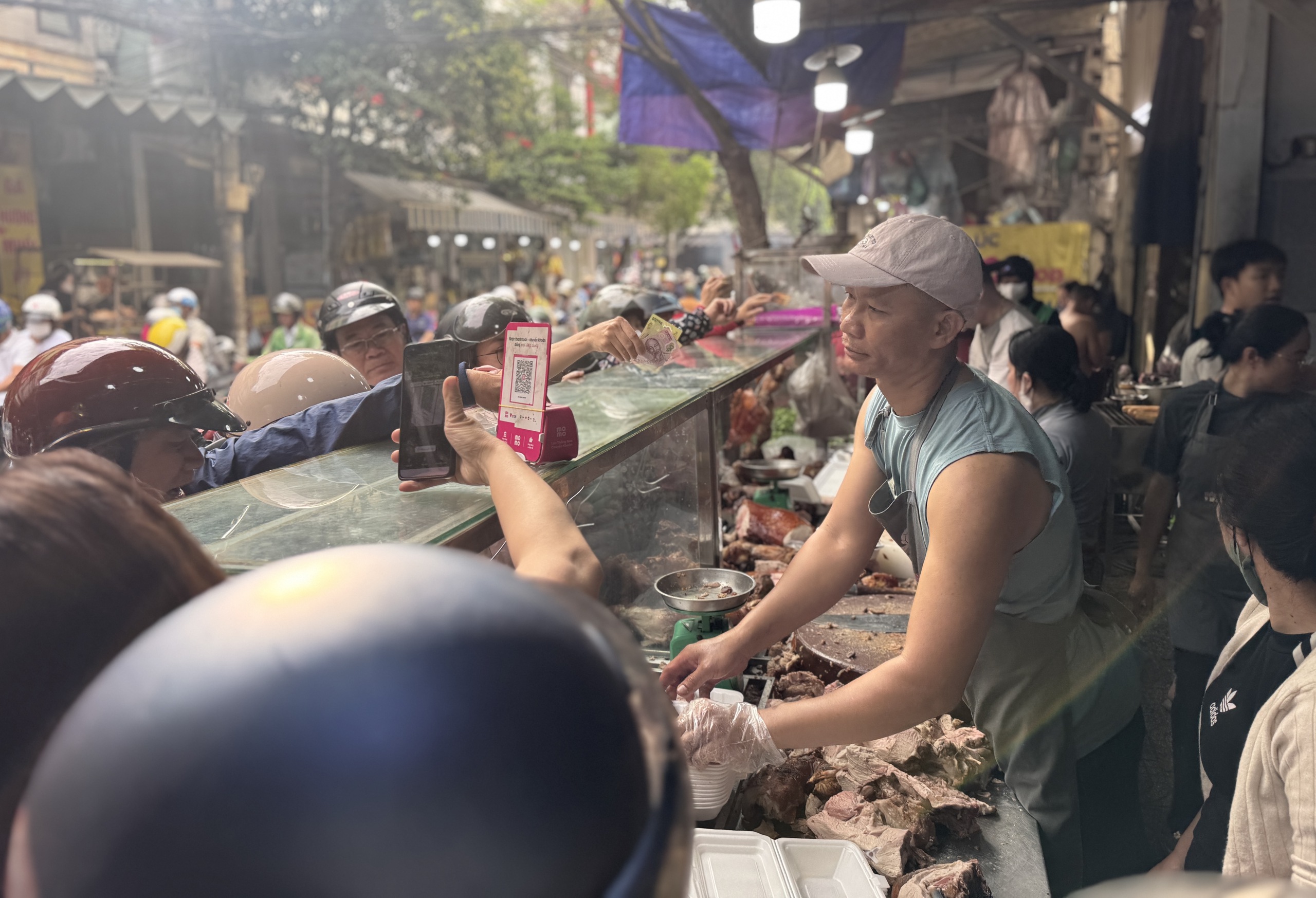 Tiệm vàng ở Đà Nẵng nhộn nhịp ngày vía Thần Tài 2026 với nhẫn nhỏ hút khách - Ảnh 9.