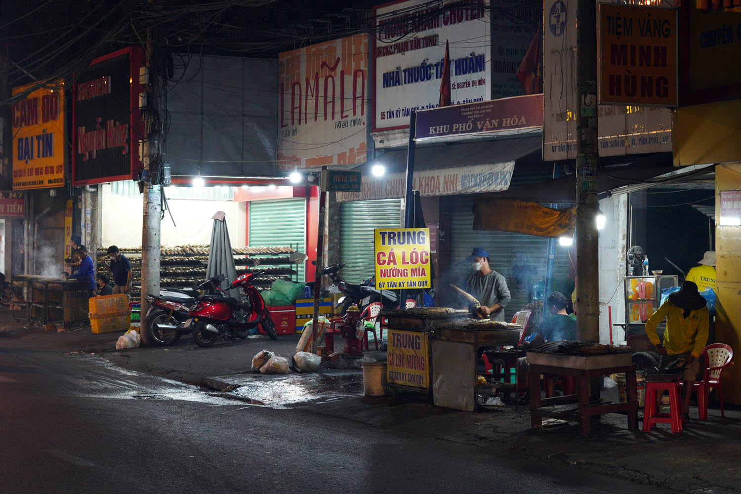 Một tuyến đường ở TP.HCM đỏ lửa suốt đêm trước ngày vía Thần Tài- Ảnh 2.