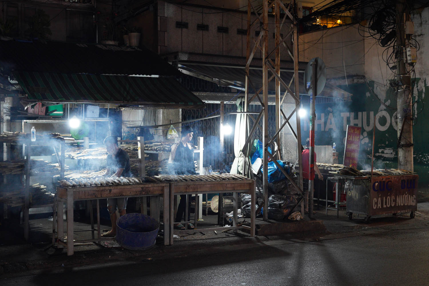 Một tuyến đường ở TP.HCM đỏ lửa suốt đêm trước ngày vía Thần Tài- Ảnh 3.