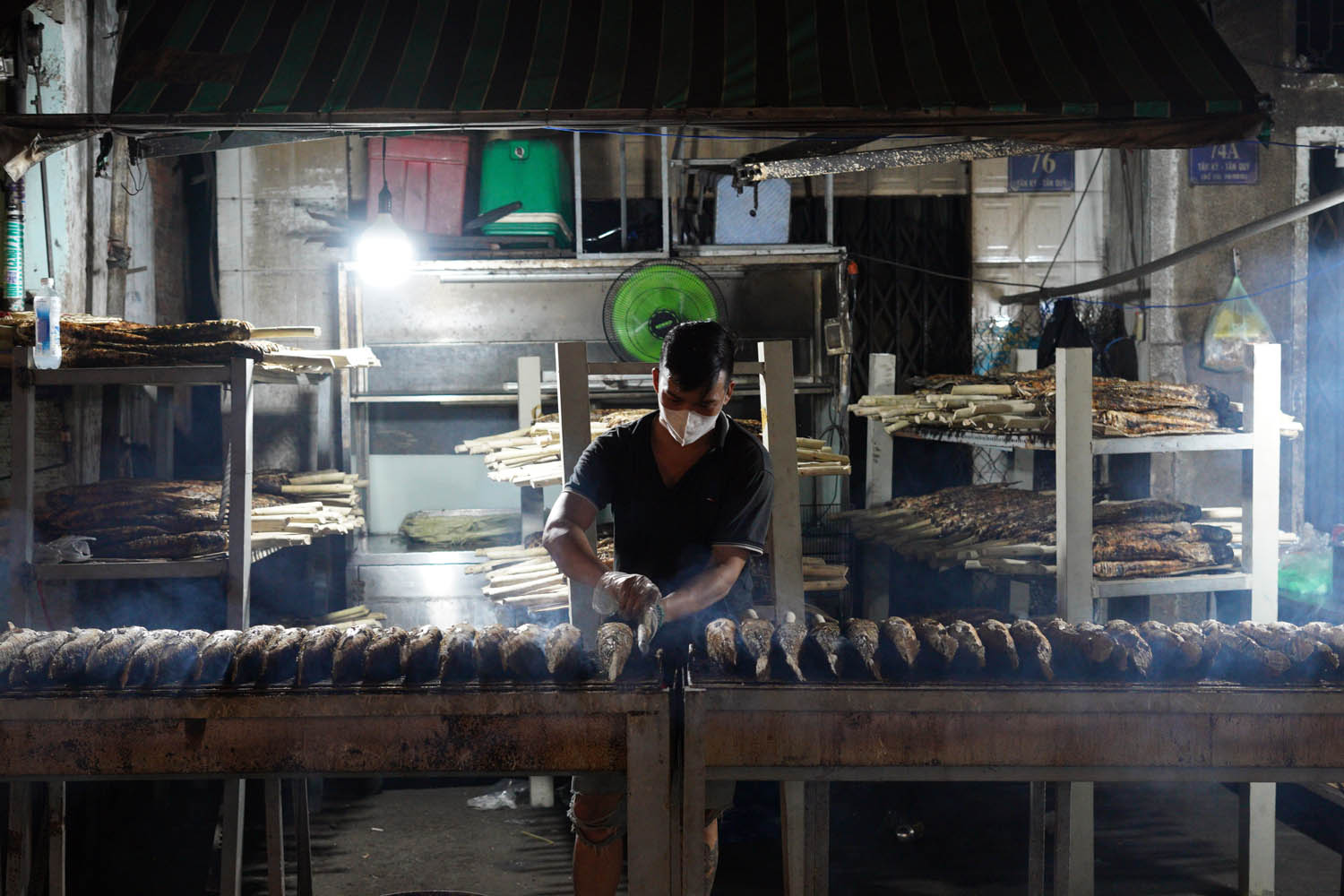 Một tuyến đường ở TP.HCM đỏ lửa suốt đêm trước ngày vía Thần Tài- Ảnh 4.